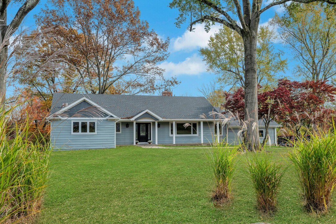 17 Halstead Rd in Mendham, NJ - Building Photo