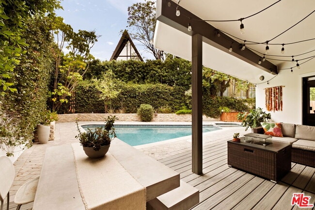 303 Mavis Dr in Los Angeles, CA - Building Photo - Building Photo