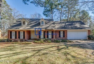 560 Dixton Dr in Brandon, MS - Building Photo