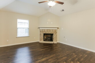 1074 Darren Cir E in Cordova, TN - Building Photo - Building Photo