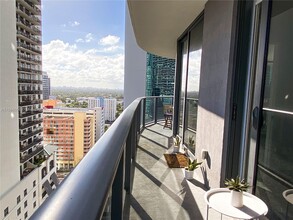 55 SW 9th St, Unit 1706 in Miami, FL - Foto de edificio - Building Photo