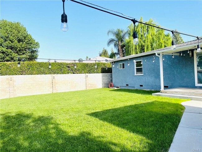 22149 Victory Blvd in Los Angeles, CA - Building Photo - Building Photo