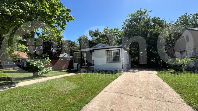 2012 Tennessee Ave in Dallas, TX - Building Photo - Building Photo
