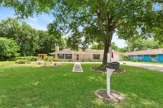 405 Texas St in Tomball, TX - Building Photo - Building Photo