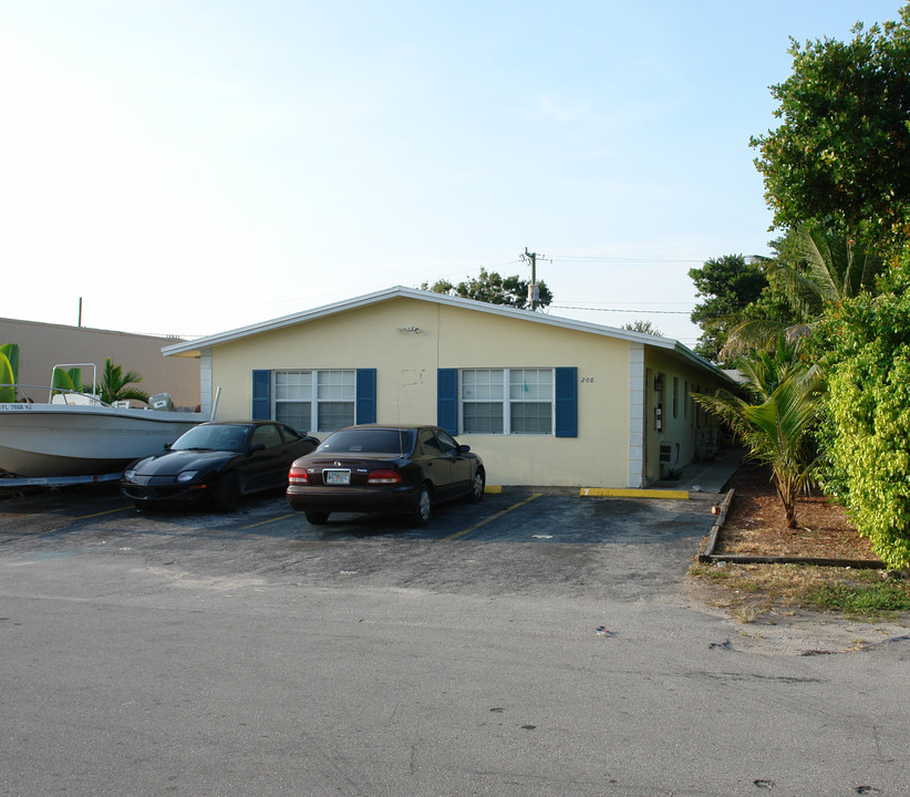 208 SW 14th Ct in Fort Lauderdale, FL - Building Photo