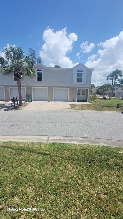 4927 Marina Palms Dr in Port Richey, FL - Building Photo