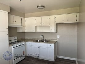 117 E. Leatrice in Anaheim, CA - Building Photo