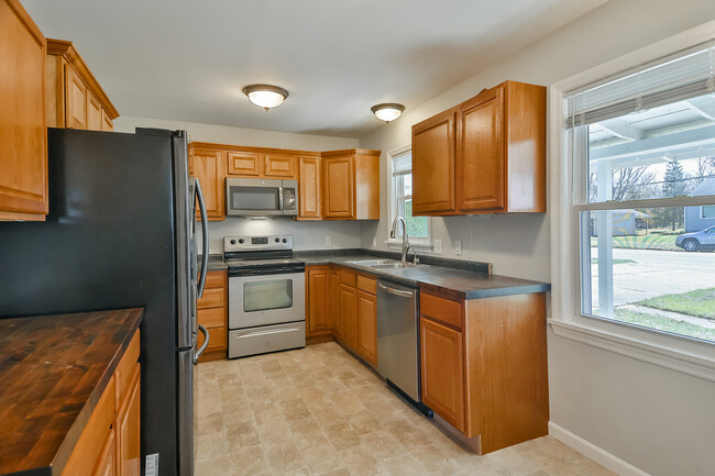800 Clifford Ave in Loves Park, IL - Foto de edificio - Building Photo