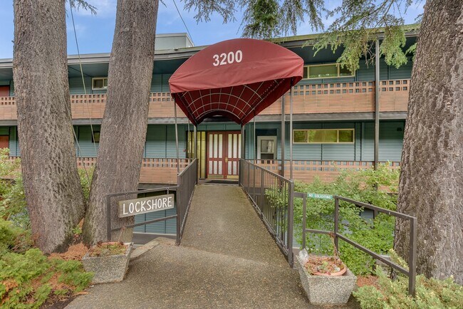 3200 W Commodore Way in Seattle, WA - Building Photo - Building Photo