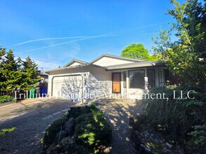 110 SE 65th Ave in Portland, OR - Building Photo - Building Photo