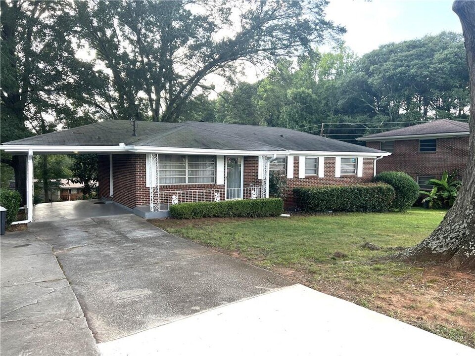 2167 Wallingford Dr in Decatur, GA - Building Photo