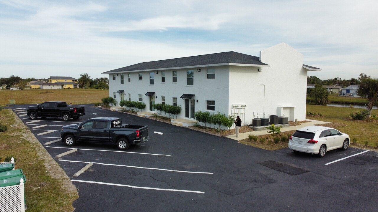 146 Boundary Blvd, Unit B203 in Rotonda West, FL - Foto de edificio