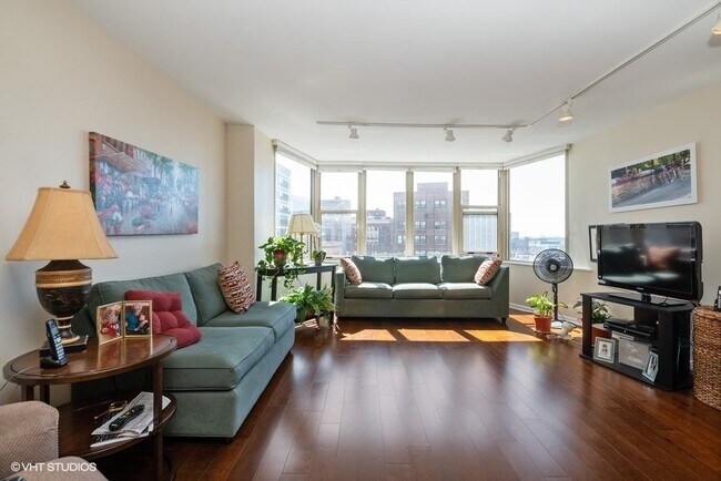 525 W Hawthorne Pl in Chicago, IL - Building Photo - Building Photo