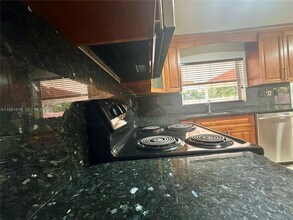 8950 NW 189th Terrace in Hialeah, FL - Foto de edificio - Building Photo