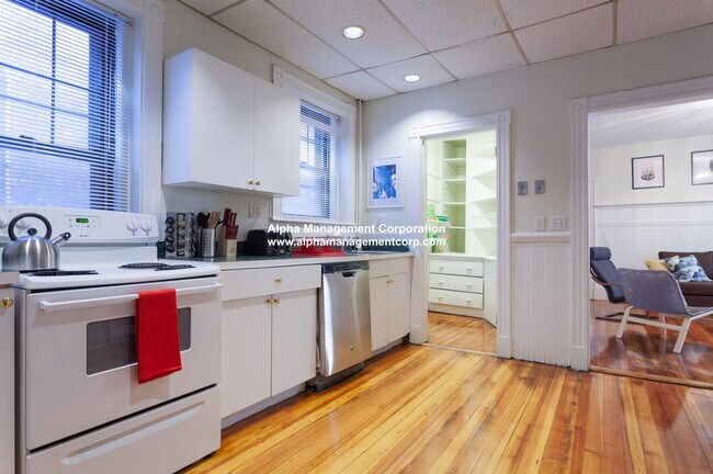 1247 Beacon St in Brookline, MA - Foto de edificio - Building Photo