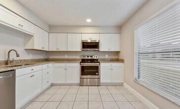 5485 Decatur St in Orlando, FL - Foto de edificio - Building Photo