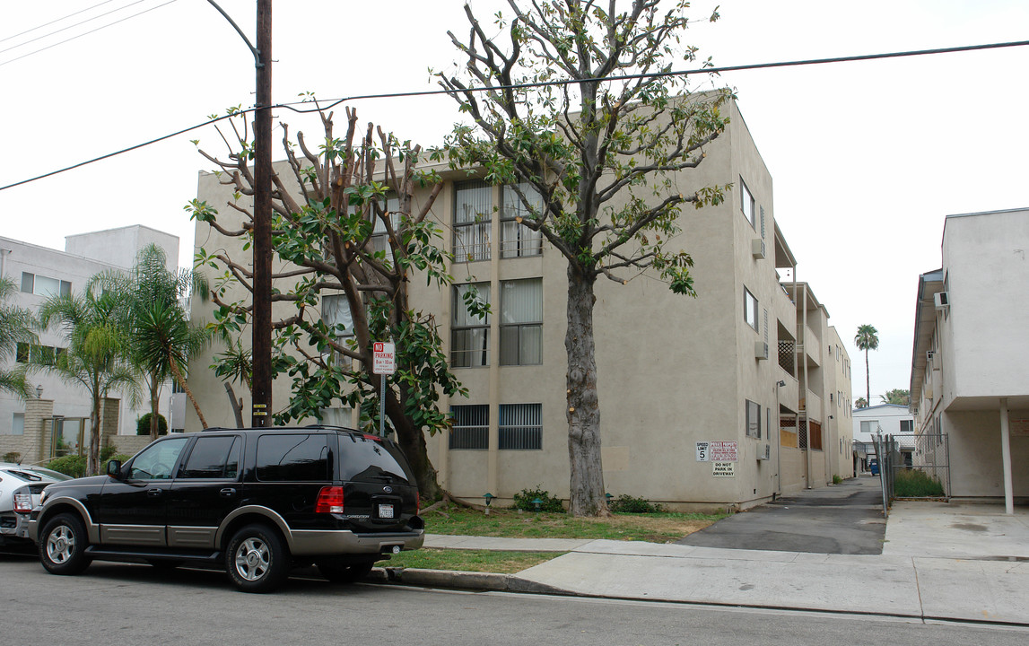 Valley Wilshire in Sherman Oaks, CA - Building Photo