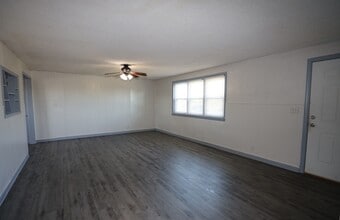 425 S George Nigh Expy in Mcalester, OK - Foto de edificio - Building Photo