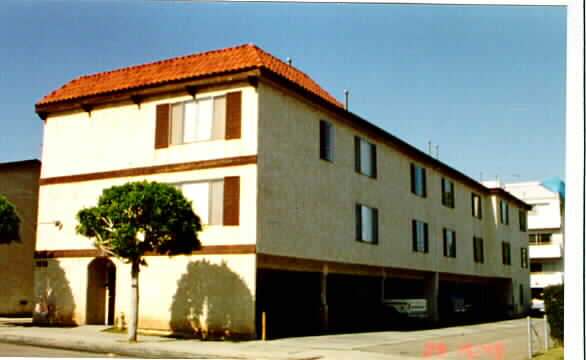 1516 Brockton Ave in Los Angeles, CA - Building Photo