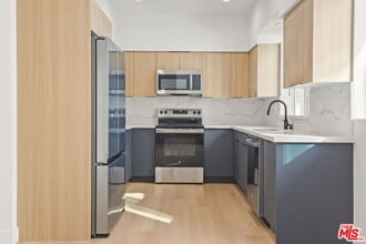 1709 Burnside Ave in Los Angeles, CA - Foto de edificio - Building Photo