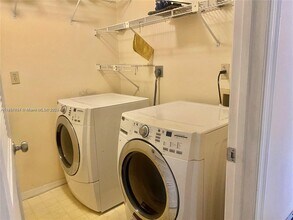 19303 NW 87th Ct Cir in Hialeah, FL - Building Photo - Building Photo