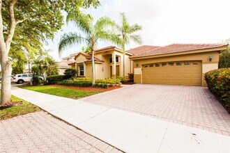 2983 Oakbrook Dr in Weston, FL - Building Photo - Building Photo