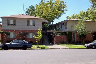 V Street Apartments in Sacramento, CA - Building Photo - Building Photo