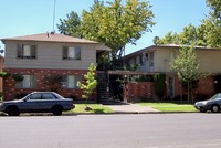 V Street Apartments in Sacramento, CA - Foto de edificio - Building Photo