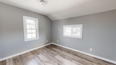 Spacious 3 Bed / 1 Bath Home in Sault Ste in Sault Ste Marie, ON - Building Photo - Building Photo