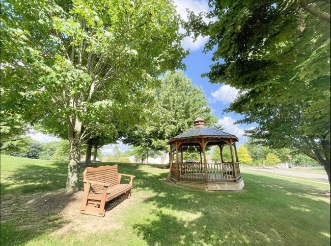 1698 W Sunstone Dr in Bloomington, IN - Foto de edificio - Building Photo