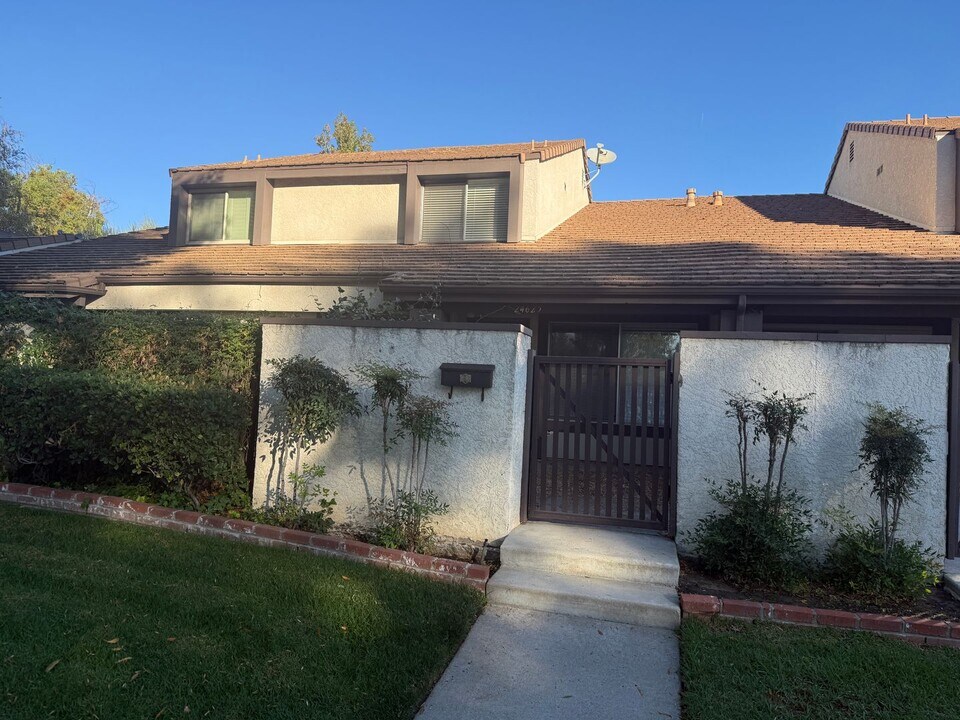 24625 Trevino Dr in Santa Clarita, CA - Building Photo