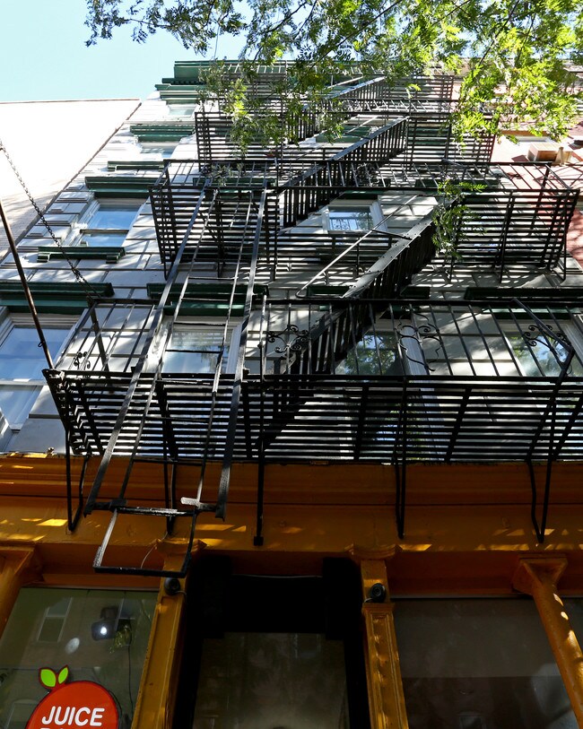 123 W Third St in New York, NY - Foto de edificio - Building Photo