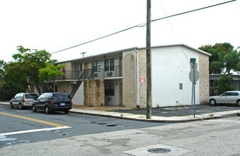 409 4th Ave N in Lake Worth, FL - Foto de edificio - Building Photo