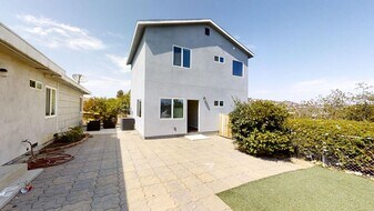 5327 E Falls View Dr in San Diego, CA - Building Photo