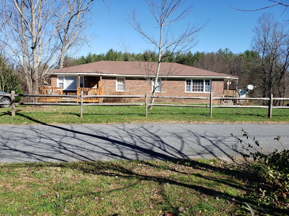 40 Glade Valley Church Rd in Glade Valley, NC - Building Photo