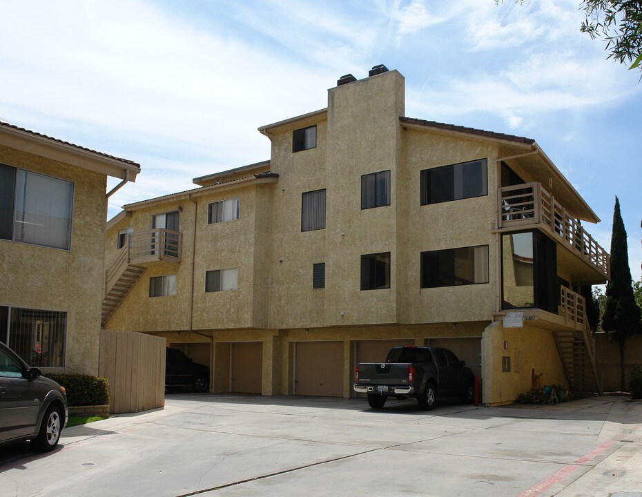 16802 Moody Cir in Huntington Beach, CA - Foto de edificio