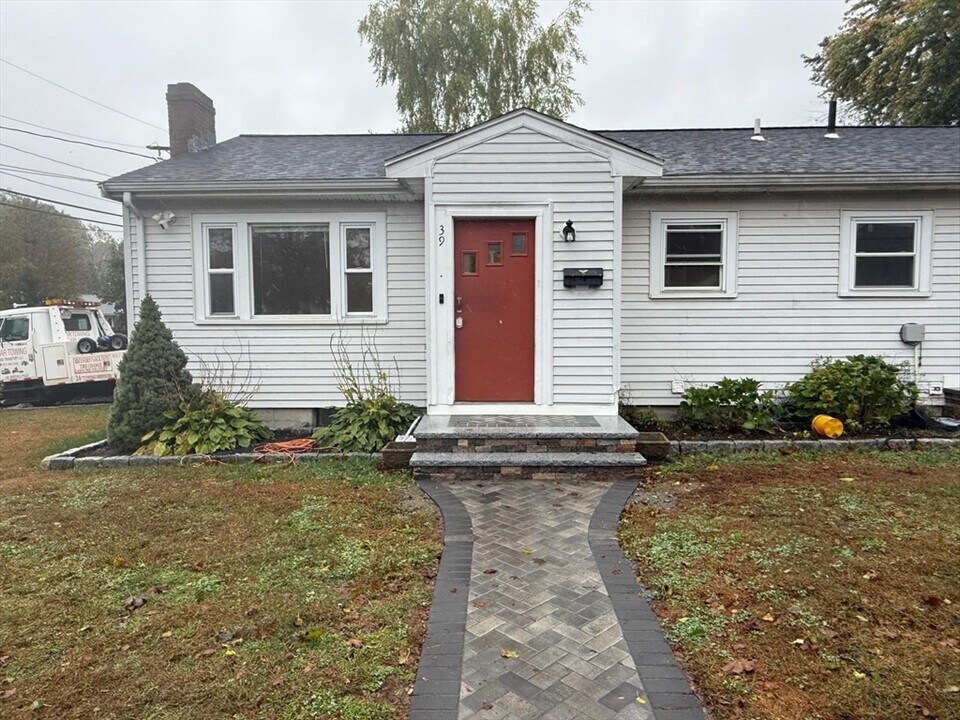 39 Alpena Ave in Dedham, MA - Building Photo