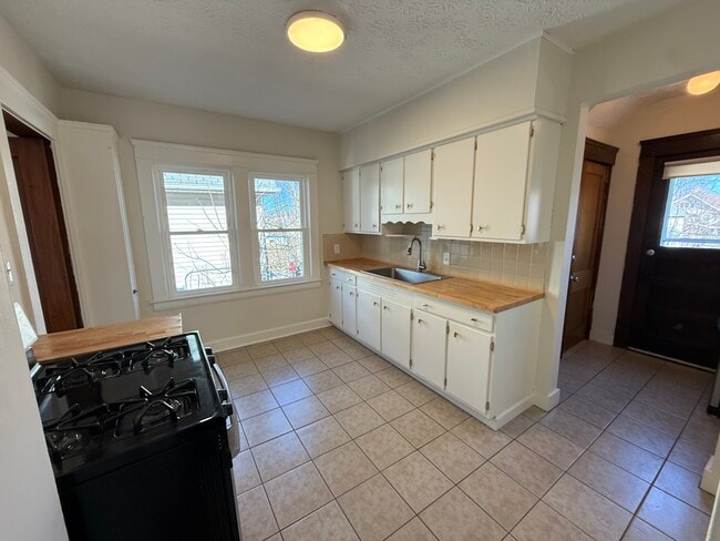 1317 W 106th St, Unit Upstairs