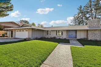 445 Kingsford Dr in Moraga, CA - Building Photo - Building Photo