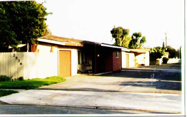 2536 Orange Ave in Costa Mesa, CA - Building Photo - Building Photo