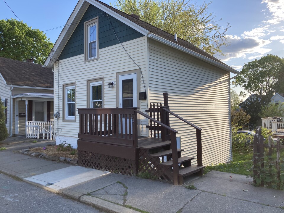 56 Cedar St in Norwich, CT - Building Photo