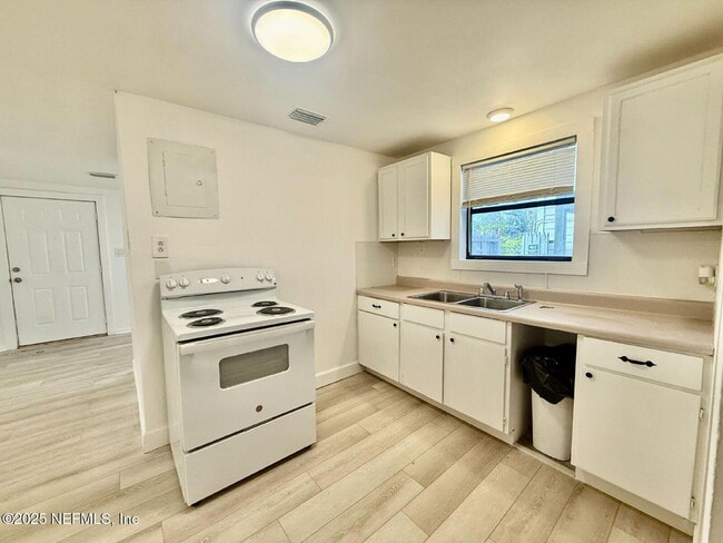 1077 Willow Branch Ave in Jacksonville, FL - Building Photo - Building Photo