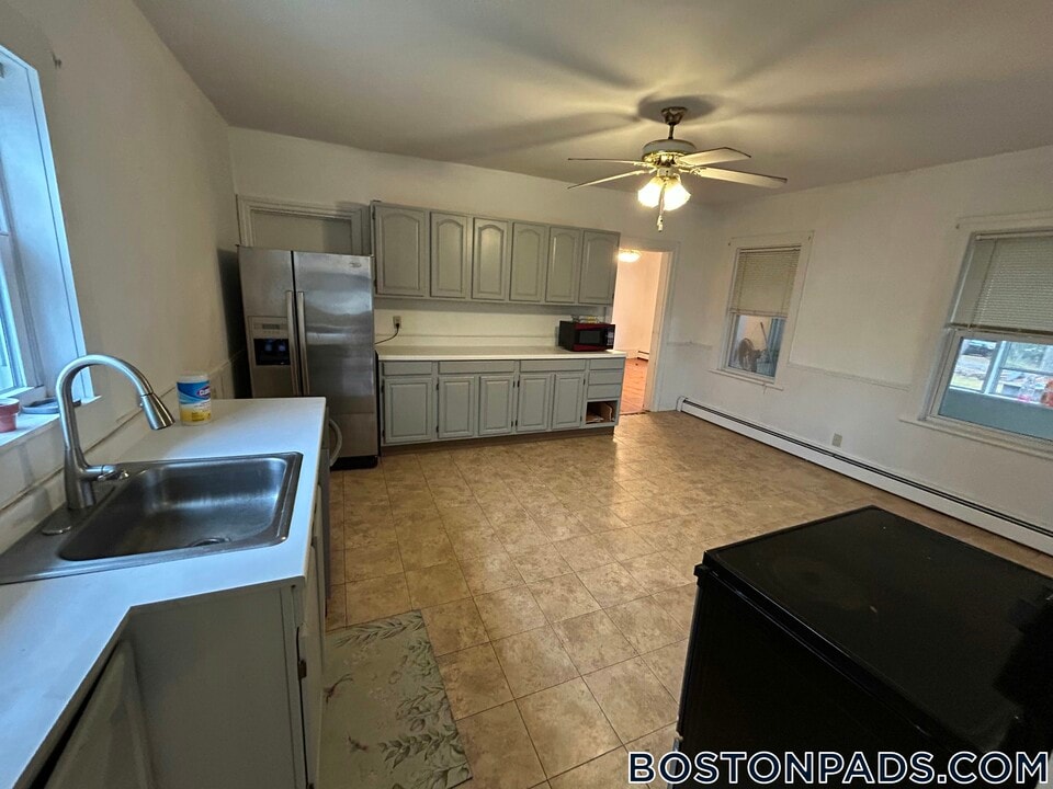 60 Old Common Rd in Auburn, MA - Foto de edificio