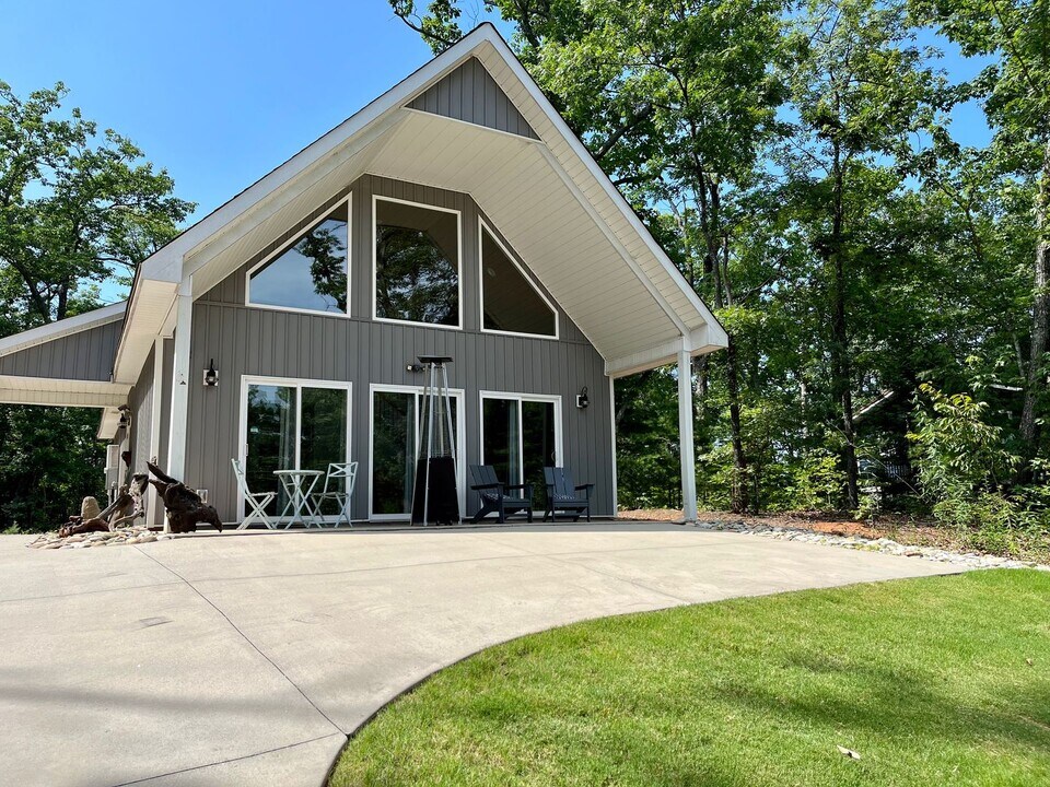 192 Caledonia Rd in Landrum, SC - Building Photo