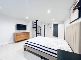 Furnished room/NOT APARTMENT in Queens, NY - Building Photo