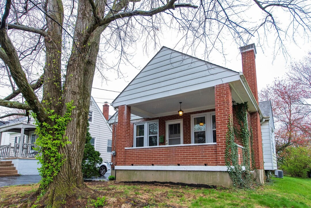 1327 Birney Ln in Cincinnati, OH - Building Photo
