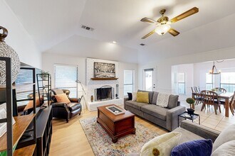 941 Lakeridge Dr in Azle, TX - Foto de edificio - Building Photo