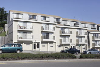 Peninsula View Apartments~Remodeled 1 BR/BA in Daly City, CA - Foto de edificio - Building Photo