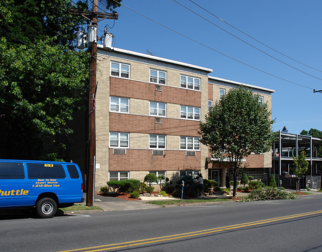 443-445 Broad Ave in Palisades Park, NJ - Foto de edificio - Building Photo