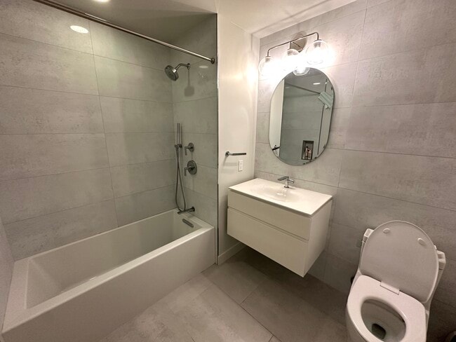 12975 Agustin Pl, Unit 319 in Los Angeles, CA - Building Photo - Building Photo